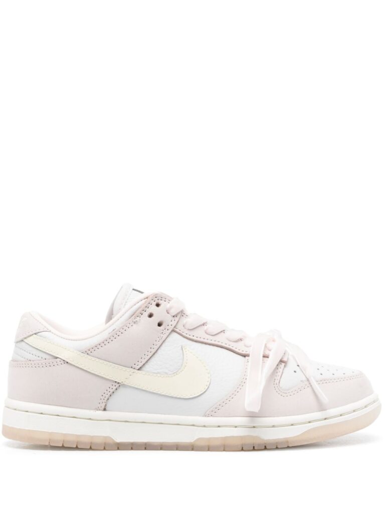 Nike Dunk Low sneakers